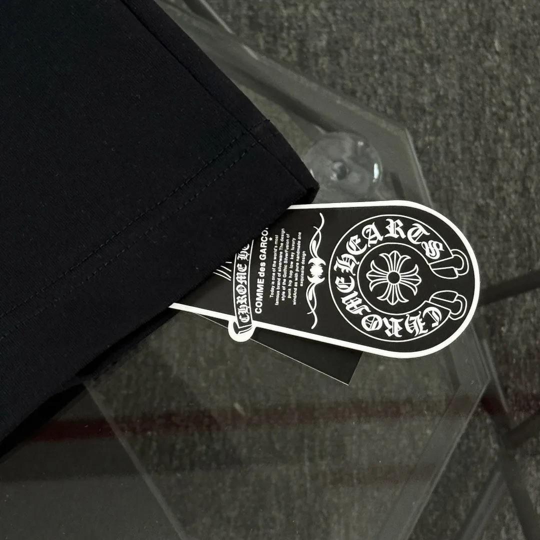 P180 Chrome Hearts Chrome Hearts 25 high version. The fabric is made of 300 grams of high-density pure cotton. It does not deform or shrink. It has three labels. It is the same style for men and women. Technology: digital direct-injection printing. Color: white, black. SIZE: S-XL.